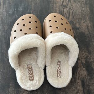 CROCS Fuzz Scuff
Sepia Slip-On with Cream Fleece Lining